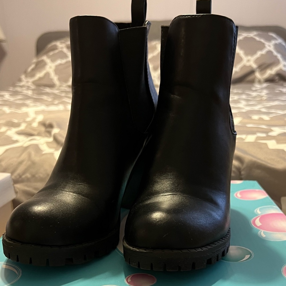SODA black boots